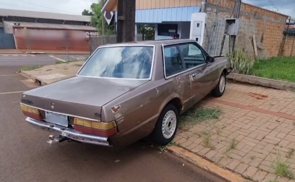 Carro de idoso batido, que perdeu controle após tentar dar "tranco".