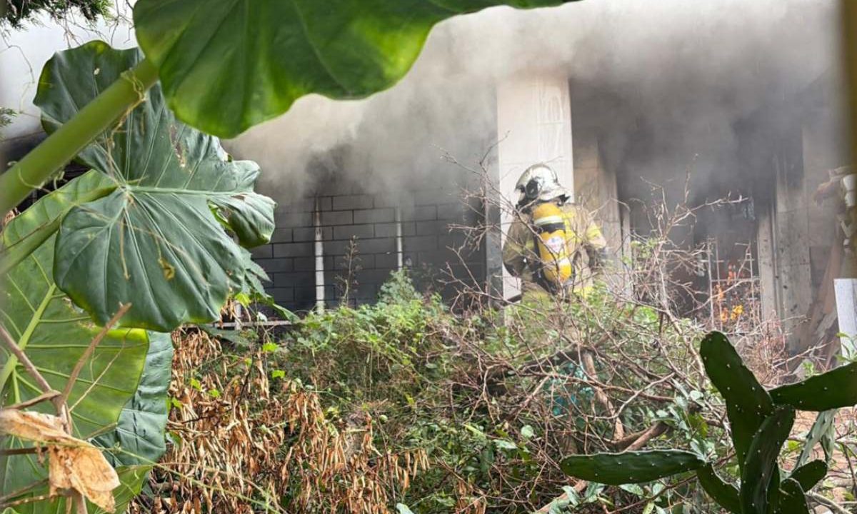 Foto da faxada onde aparece a fumaça do incêndio que terminou com idoso morto em Curitiba, no bairro Ahú