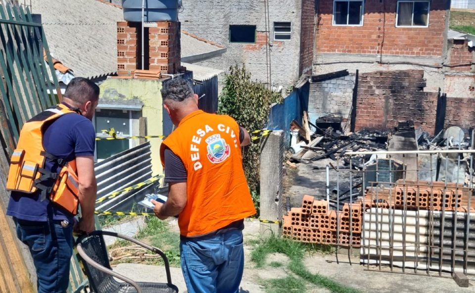 Casa destruída após incêndio atingir imóvel nesta terça-feira (17), em Campo Magro, na Região Metropolitana de Curitiba (RMC). Equipes da Defesa Civil foram acionadas.
