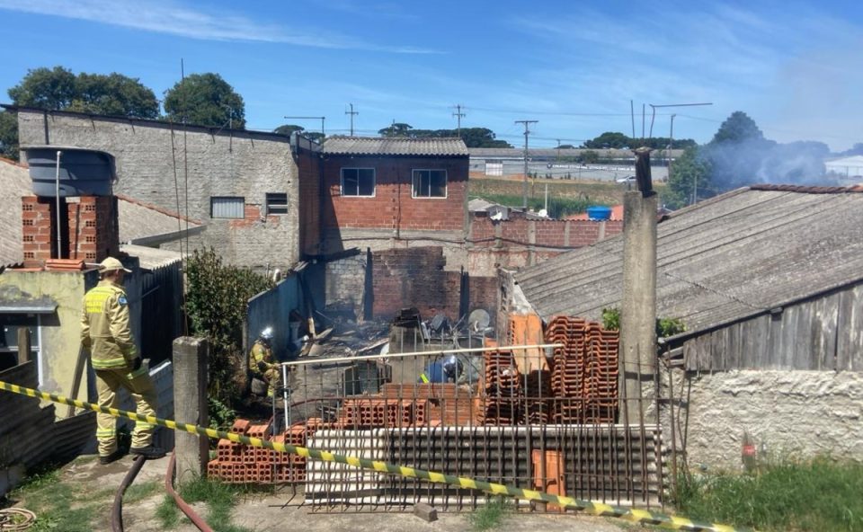 Casa destruída após incêndio atingir imóvel nesta terça-feira (17), em Campo Magro, na Região Metropolitana de Curitiba (RMC). Bombeiros controlaram as chamas.