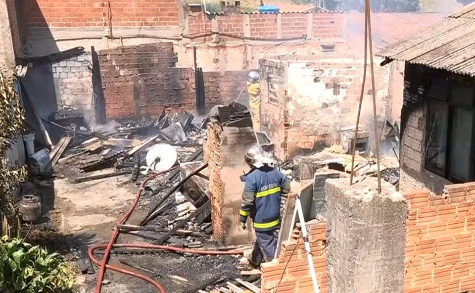 Casa destruída após incêndio atingir imóvel nesta terça-feira (17), em Campo Magro, na Região Metropolitana de Curitiba (RMC). Equipes da Defesa Civil foram acionadas.