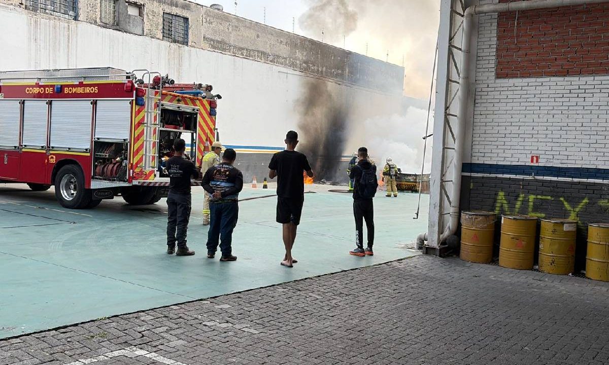 Foto mostra bombeiros apagando incêncio nos fundos de igreja no Prado Velho