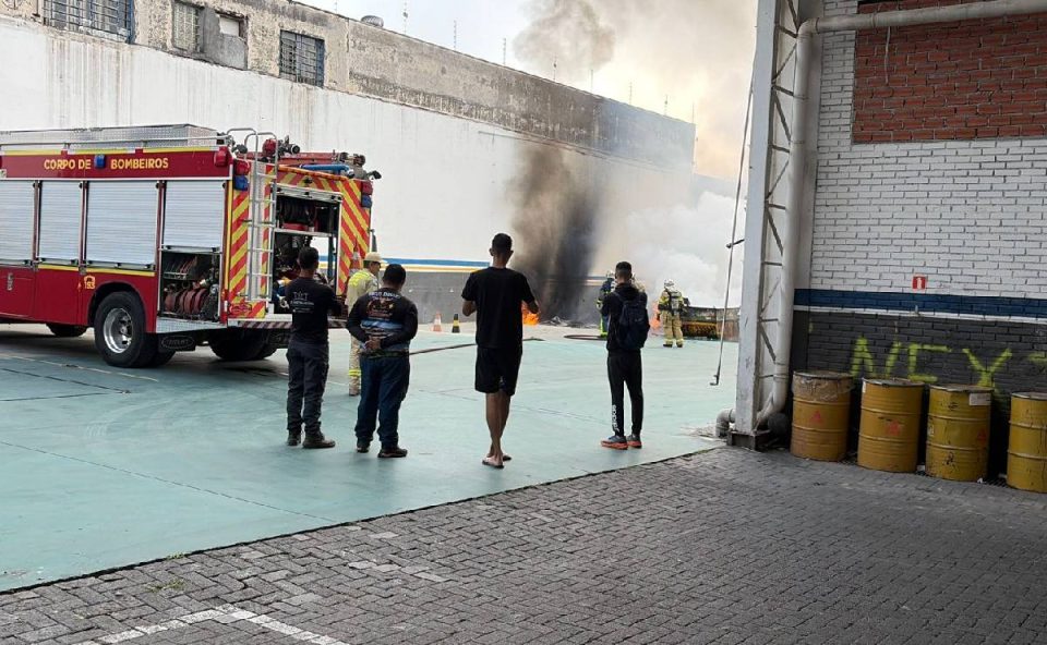Foto mostra bombeiros apagando incêncio nos fundos de igreja no Prado Velho