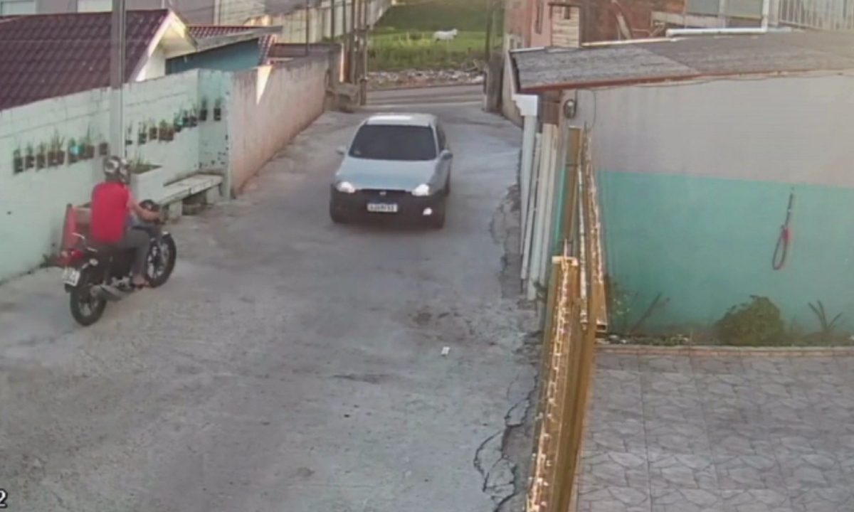 Foto mostra carro e moto em beco antes de sequência de ataque a tiros que envolveu dois irmãos, de 27 e 28 anos