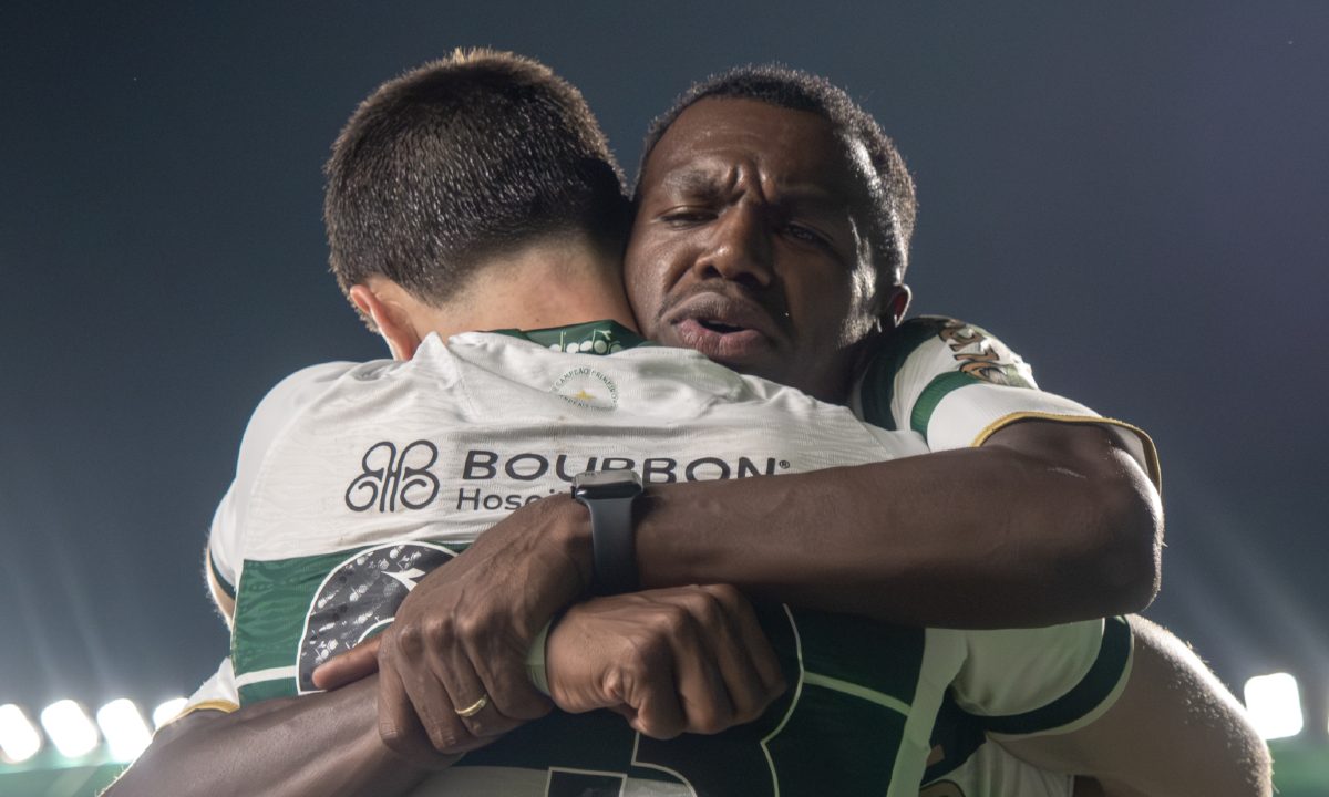 Foto de Jacy e Cóser abraçados em jogo do Coritiba