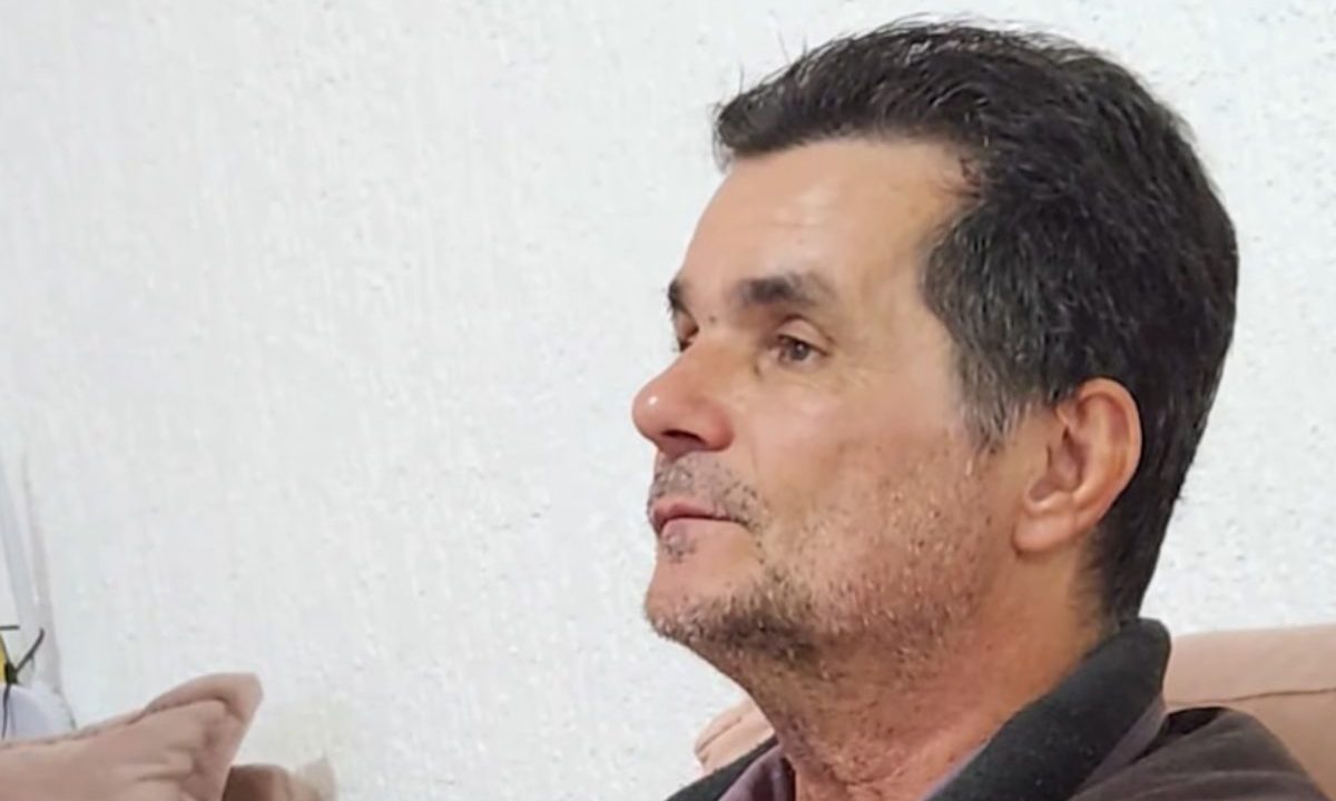 Imagem mostra José Jurandir sentado em um sofá. Ele tem cabelo preto, usa camiseta preta e é branco. Ele tinha 61 anos. Suspeito de atropelar e matar trabalhador na Rodovia dos Minérios é indiciado por homicídio culposo e omissão de socorro