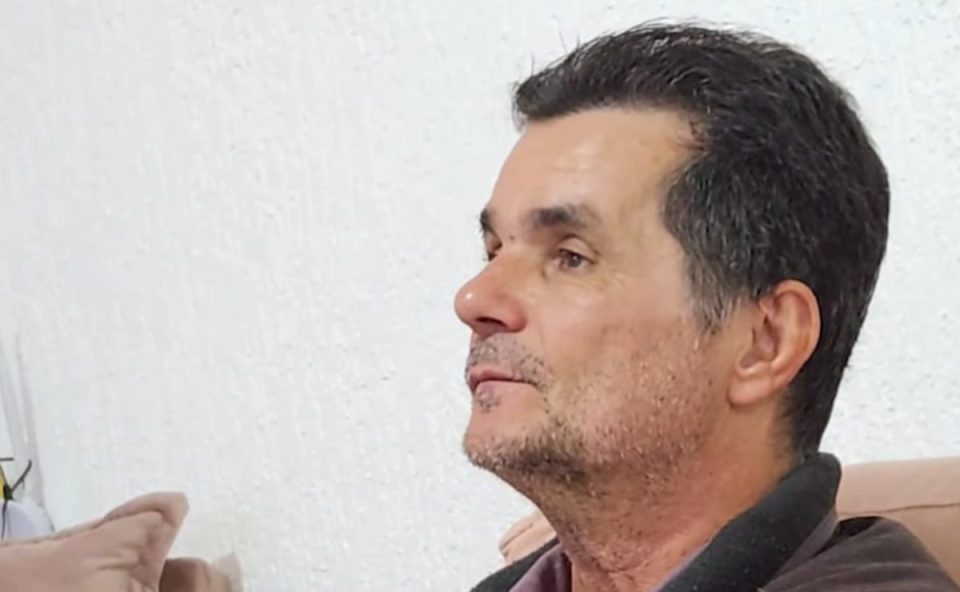 Imagem mostra José Jurandir sentado em um sofá. Ele tem cabelo preto, usa camiseta preta e é branco. Ele tinha 61 anos. Suspeito de atropelar e matar trabalhador na Rodovia dos Minérios é indiciado por homicídio culposo e omissão de socorro