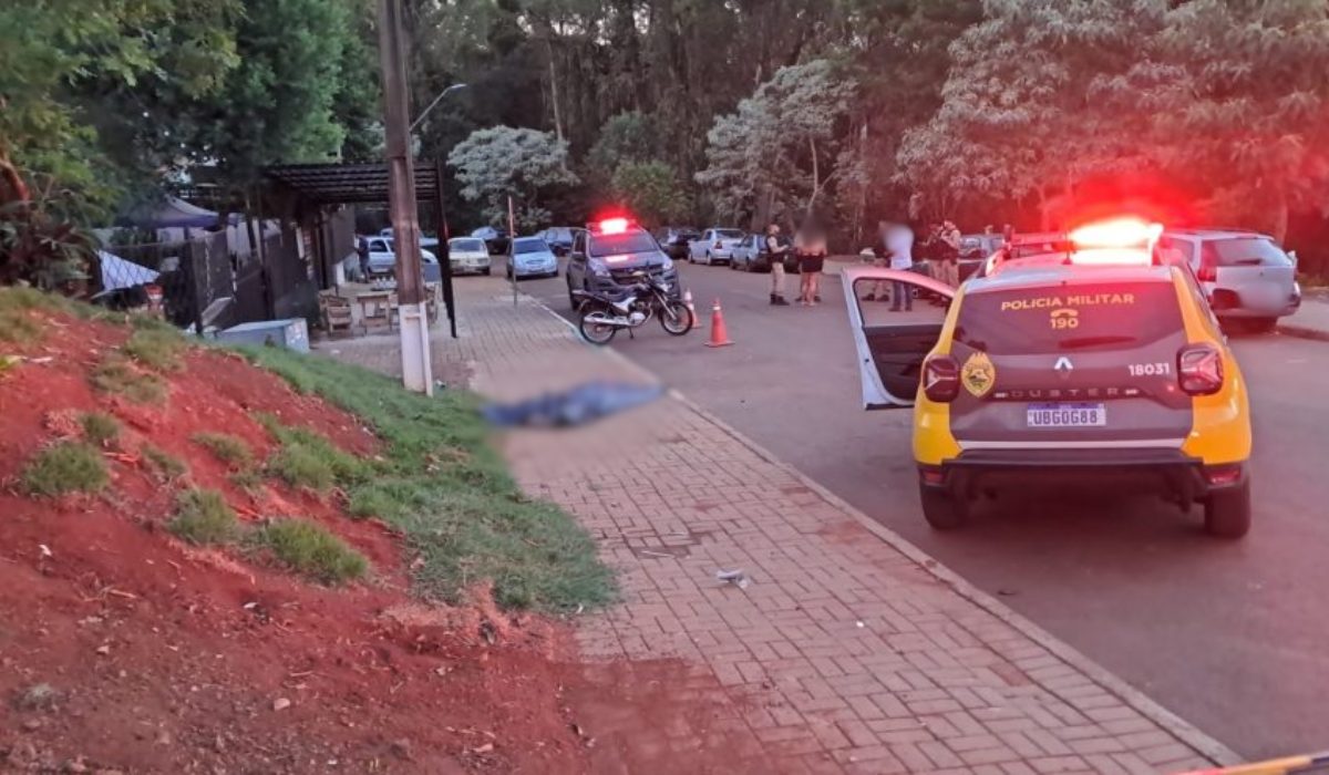 Jovem de 18 anos é assassinado em Cascavel após briga generalizada. Imagem mostra a Polícia Militar no local do crime