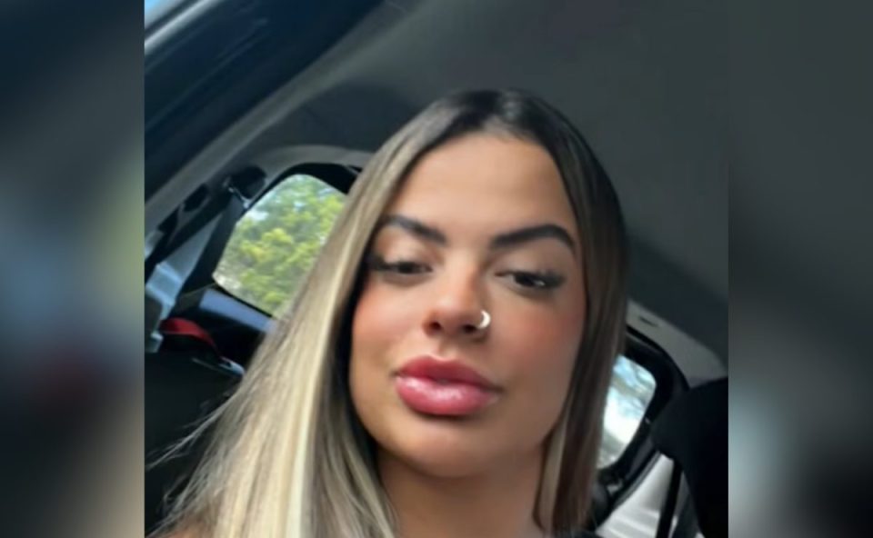 Foto de jovem curitibana que estava presa na França.