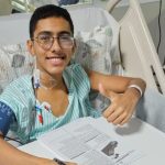 Foto do jovem fazendo o Enem no hospital