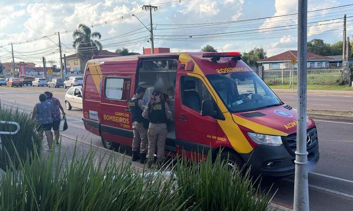 Jovem esfaqueado na cabeça em Santa Felicidade sendo resgatado pelo Siate