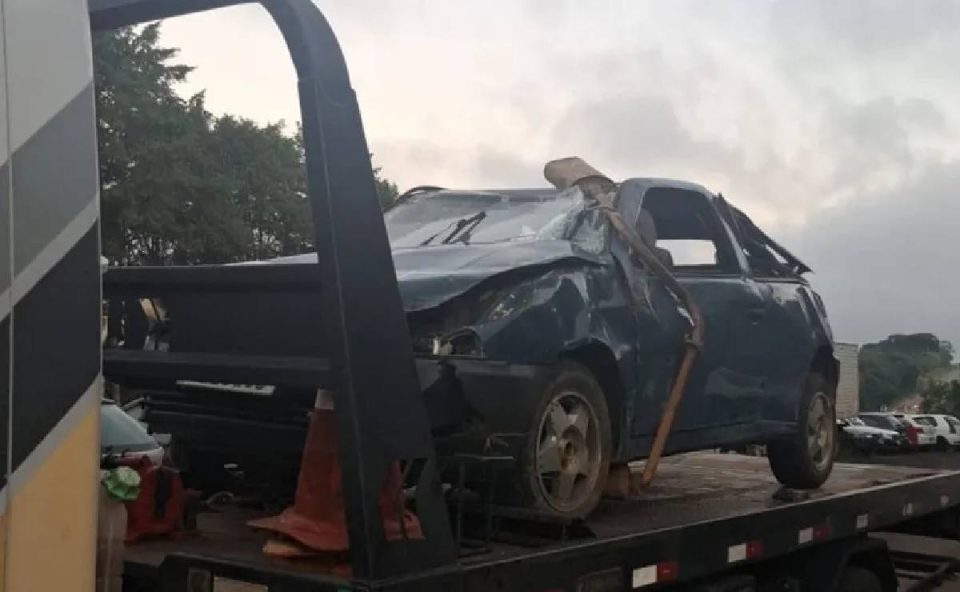 Foto mostra carro após acidente na PR-170