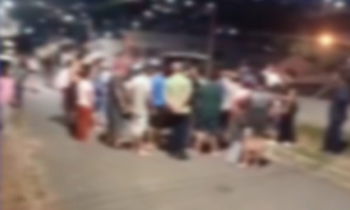 Imagem mostra confusão após linchamento de jovem que morreu.