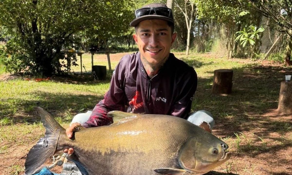 foto do jovem pescador que morreu afogado ao tentar salvar criança no Rio Paraná. na imagem ele aparece sorrindo e segurando um peixe