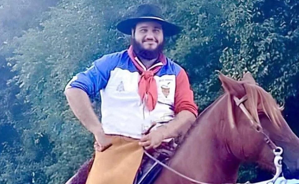 O jovem Bruno Luciano, que morreu ao ser ejetado de um carro durante capotamento, aparece sorrindo em cima de um cavalo. Ele usa roupas características do Rio Grande do Sul e um chapéu