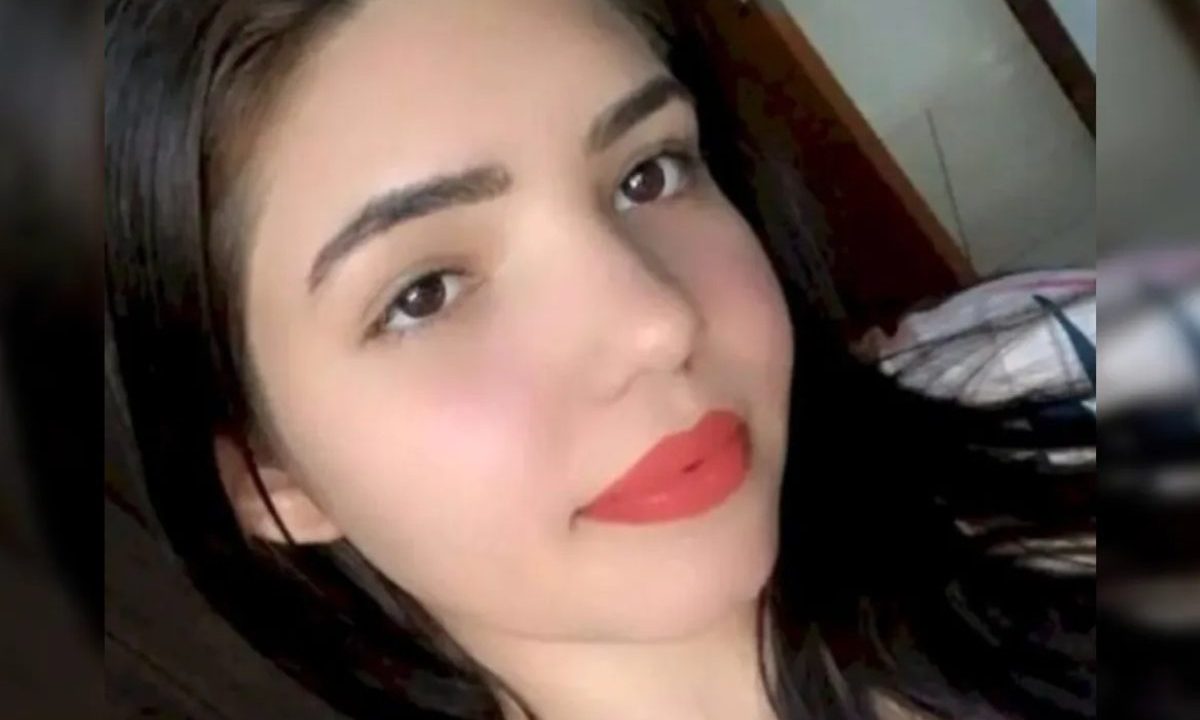 Imagem mostra a jovem morta com três tiros na cabeça em Iporã. Ela tem cabelos escuros, olhos escuros e está com batom vermelho.