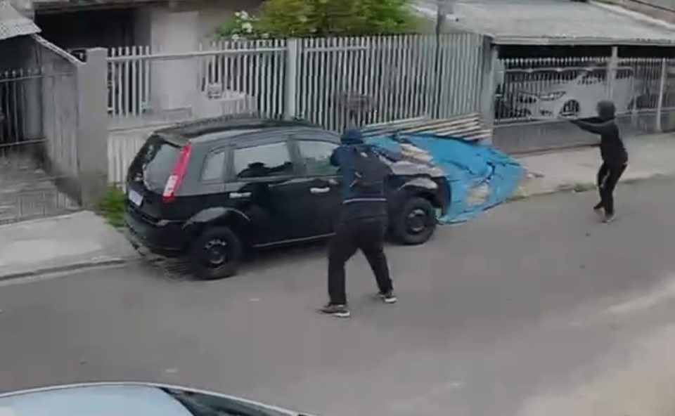 Dois homens atirando em carro, em Curitiba.