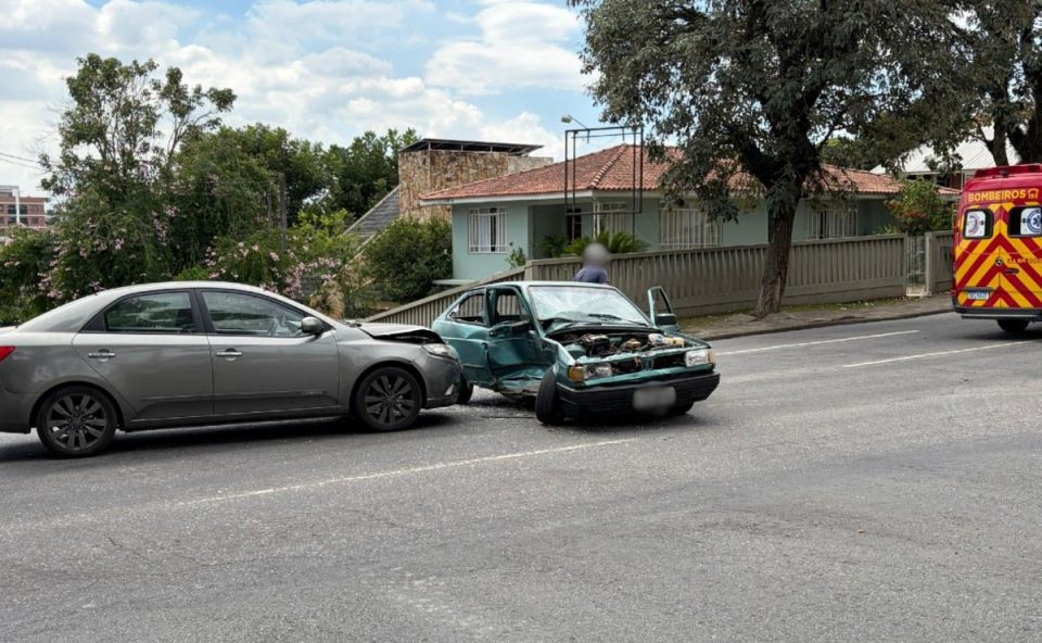 Volkswagen Gol e Kia Cerato com as estruturas danificadas após acidente no bairro Tingui, em Curitiba, onde uma jovem ficou presa às ferragens.