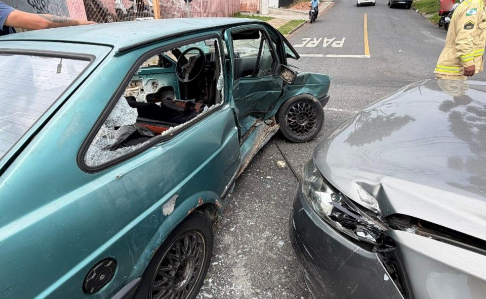 Volkswagen Gol e Kia Cerato com as estruturas danificadas após acidente no bairro Tingui, em Curitiba, onde uma jovem ficou presa às ferragens.