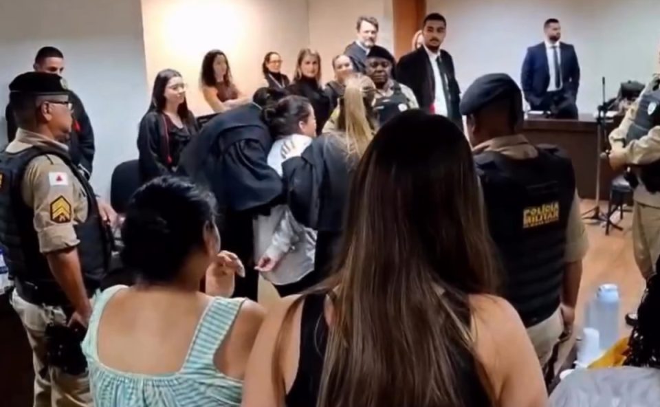 Mãe, Erica Pereira da Silveira Vicente, é amparada por advogadas ao receber absolvição em tribunal, após caso envolvendo corte de órgão genital de companheiro em contexto de abuso contra a filha, sob presença de policiais e familiares