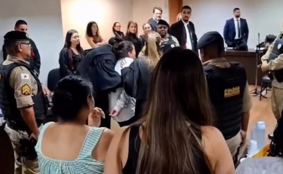 Mãe, Erica Pereira da Silveira Vicente, é amparada por advogadas ao receber absolvição em tribunal, após caso envolvendo corte de órgão genital de companheiro em contexto de abuso contra a filha, sob presença de policiais e familiares
