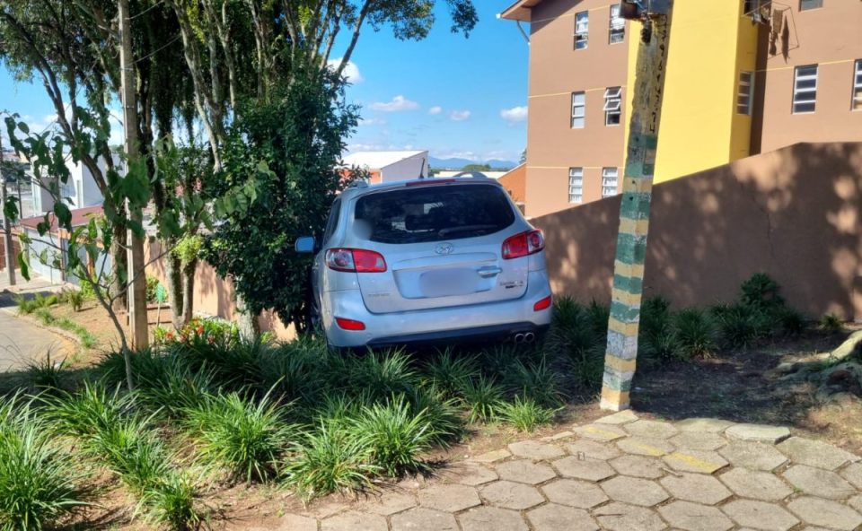 Carro da mãe de dois filhos, vítimas de um sequestro relámpago em Curitiba.