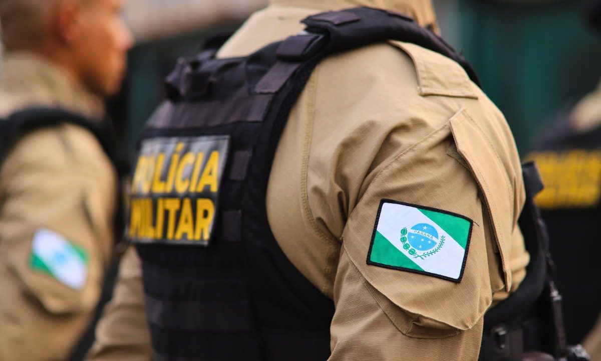 Policial militar durante atendimento de ocorrência, em imagem ilustrativa.