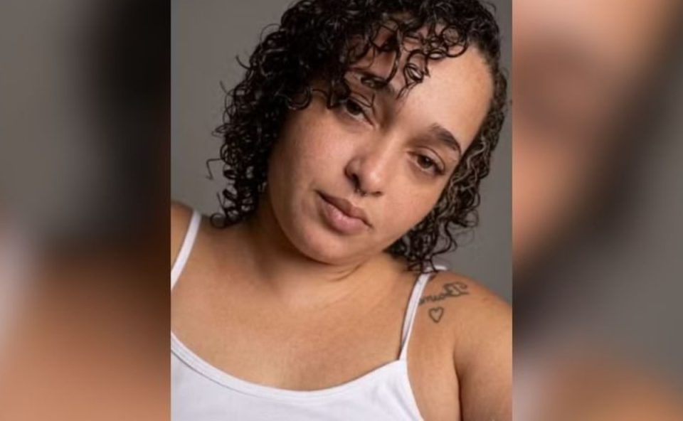 Foto mostra Aline Santos de Oliveira, mulher que levou soco, caiu e bateu a cabeça no chão antes de morrer; ela tem cabeço cacheado curto. Não sorri para foto