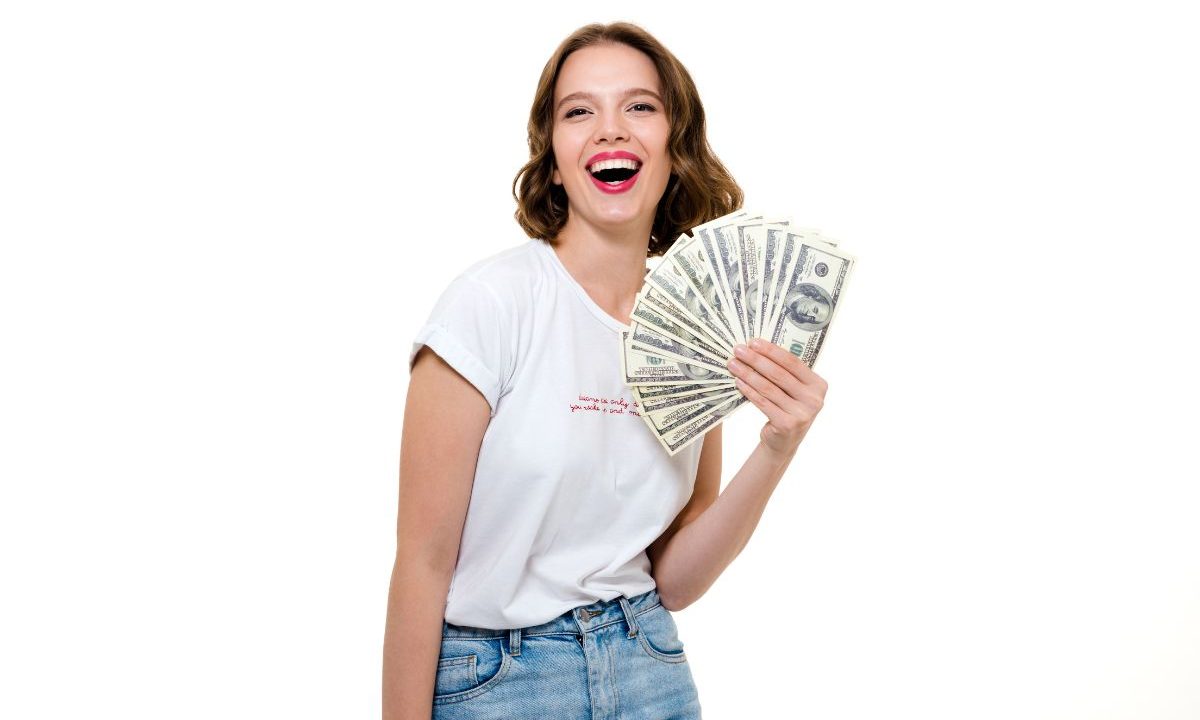 Imagem ilustrativa de uma mulher branca com cabelo castanho e várias notas de dinheiro, representando o maior ganhador da Mega-Sena.