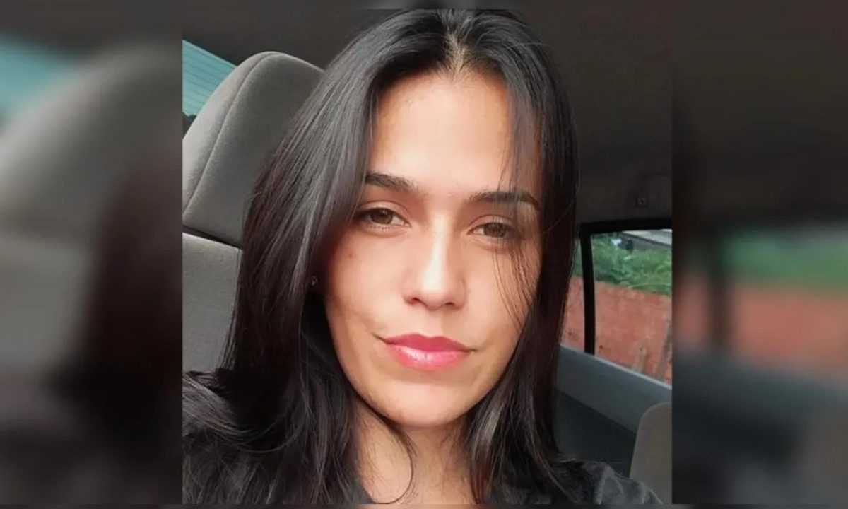 Foto mostra manicure Janaína Teixeira Fogaça com cabelo liso, preto, dentro de carro e olhando para celular durante selfie; ela foi morta a tiros após discussão por música em bar