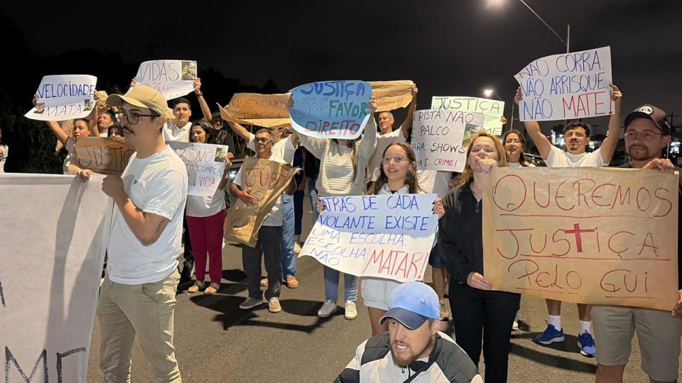 Familiares e amigos do motociclista Guilherme Xavier de Almeida Lopes, de 31 anos, realizaram uma manifestação na BR-277, no bairro Santo Inácio, em Curitiba. A imagem mostra familiares e amigos de Guilherme com cartazes, em protesto contra a morte dele, causada por um suspoto racha entre carros.