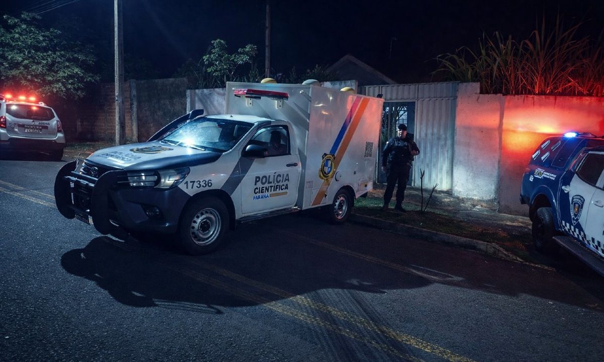 Viatura da Polícia Científica em frente à casa onde marido foi encontrado morto; casal tinha mandados por estupro