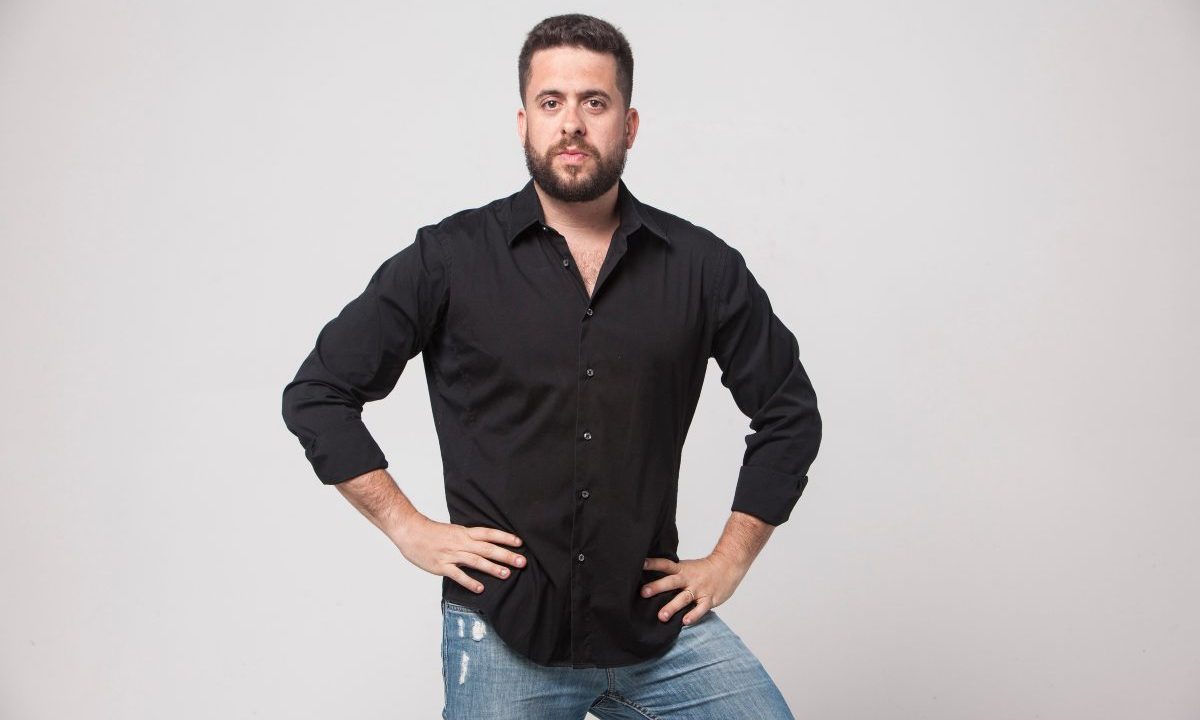 Foto do comediante Maurício Meirelles com fundo branco; humorista vai se apresentar em Curitiba