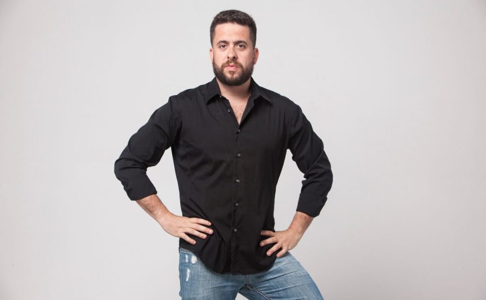Foto do comediante Maurício Meirelles com fundo branco; humorista vai se apresentar em Curitiba