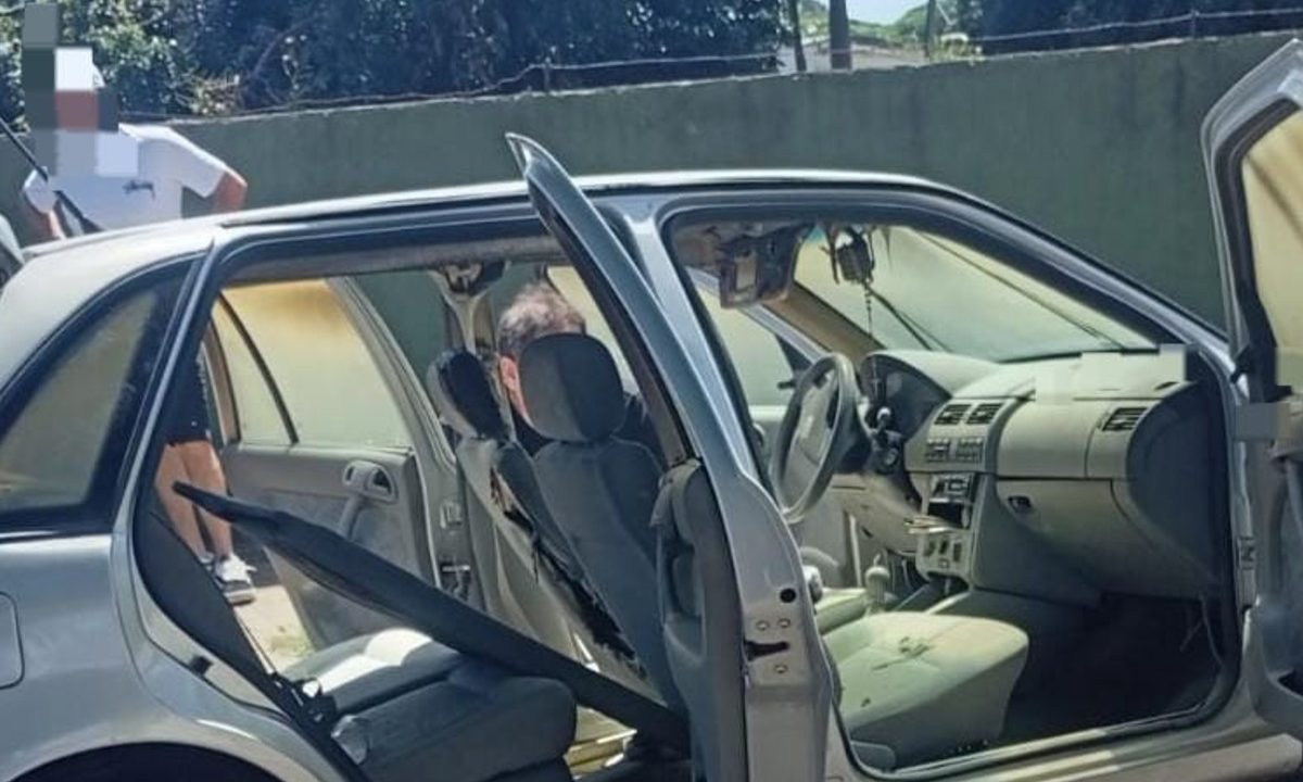 Foto mostra carro parcialmente destruído após supostamente ser incendiado por médico