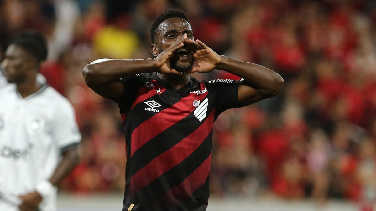 Mendoza, do Athletico, grita no jogo com o Botafogo