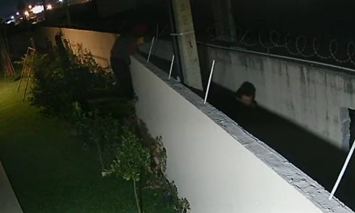 Moradores denunciam furtos no bairro Caximba. Vídeo flagra suspeitos invadindo residência.