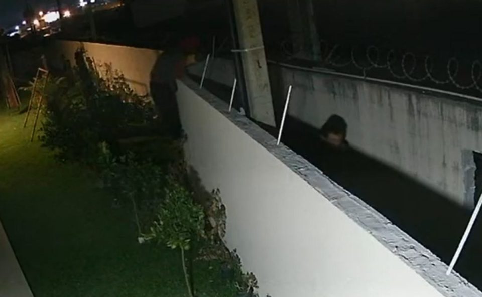 Moradores denunciam furtos no bairro Caximba. Vídeo flagra suspeitos invadindo residência.