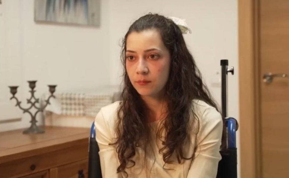A jovem Noelia Castillo, que teve o pedido de eutanásia atendido após 600 dias. A imagem mostra ela concedendo uma entrevista a um programa da TV espanhola.