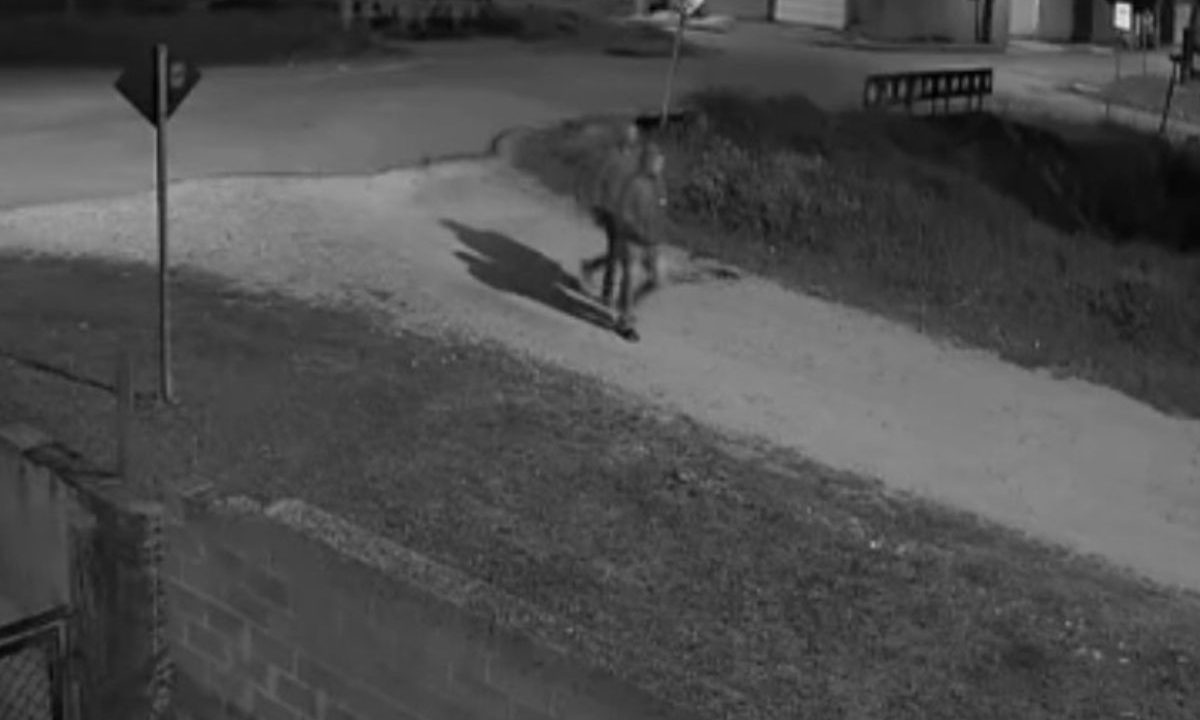 Frame de câmera de segurança mostra adolescente Uriel Henrique Ignaszewski Carvalho caminhando ao lado do suspeito na noite anterior ao crime em Curitiba.