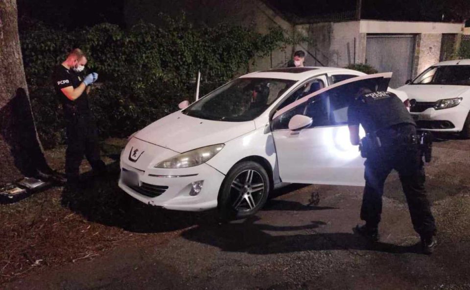 Carro usado em morte de mulher em distribuidora