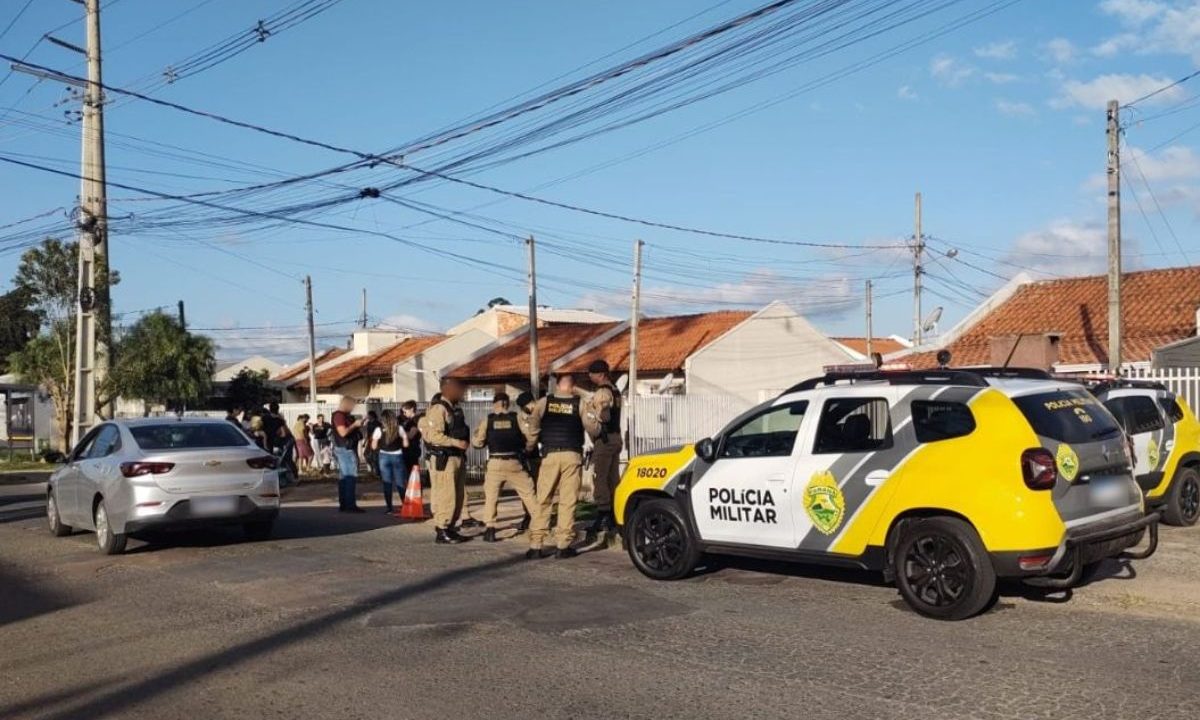 Viaturas policiais em frente à casa onde jovem foi morta em Fazenda Rio Grande