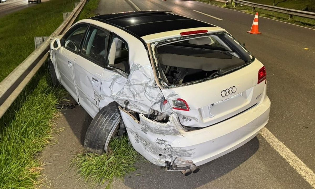 Carro branco, modelo Audi A3, envolvido em possível racha que resultou na morte de motociclista na BR-277, no bairro Orleans, em Curitiba.
