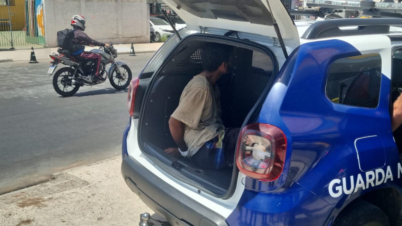Suspeito de esfaquear motoboy no Xaxim, preso na viatura.