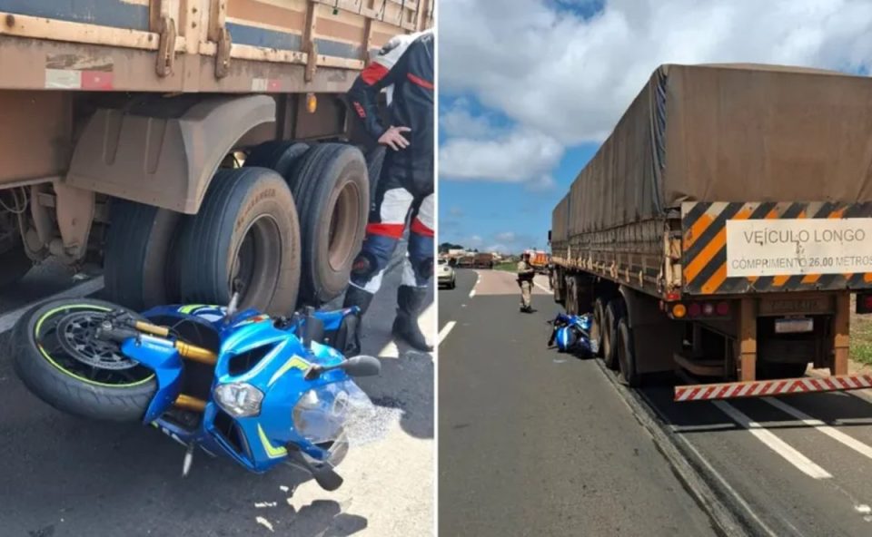 Foto montagem mostra duas imagens do acidente em que a moto ficou presa no caminhão. Lado esquerdo a foto mostra a moto azul presa na roda do caminhão. A foto direita mostra o caminhão de trás, com placa de cuidado e a moto embaixo da roda.