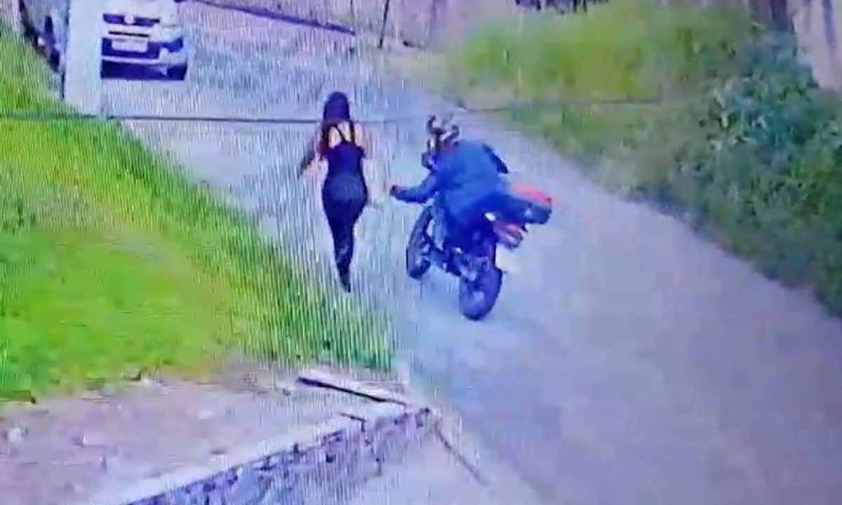 Motociclista sendo flagrado importunando mulheres nas ruas de Curitiba