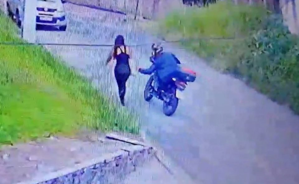 Motociclista sendo flagrado importunando mulheres nas ruas de Curitiba