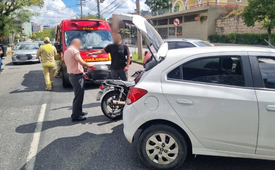 Carro, motocicleta e ambulância do Siate depois de acidente que deixou motociclista ferido na Avenida Presidente Kennedy, no bairro Água Verde, em Curitiba.