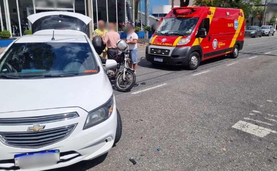 Carro, motocicleta e ambulância do Siate depois de acidente que deixou motociclista ferido na Avenida Presidente Kennedy, no bairro Água Verde, em Curitiba.