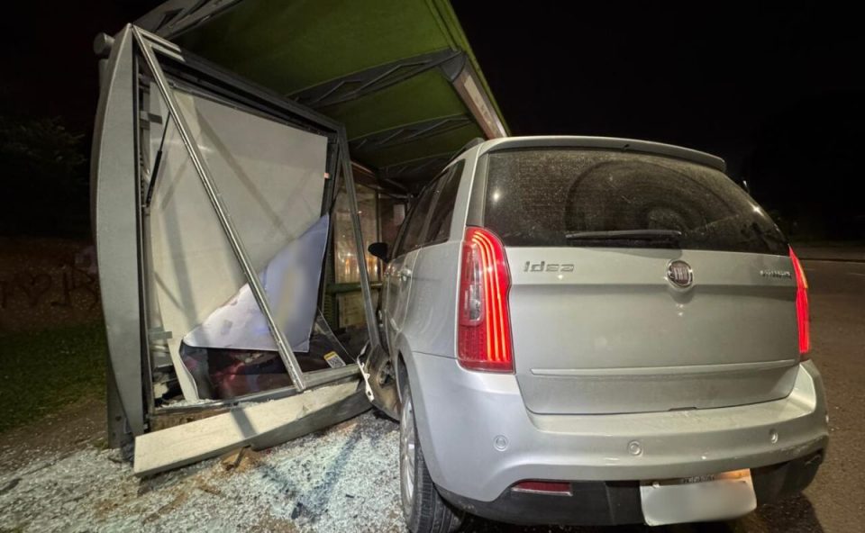 foto do carro batido no ponto de ônibus. a motorista atravessou a  avenida antes de bater contra o ponto de ônibus 
